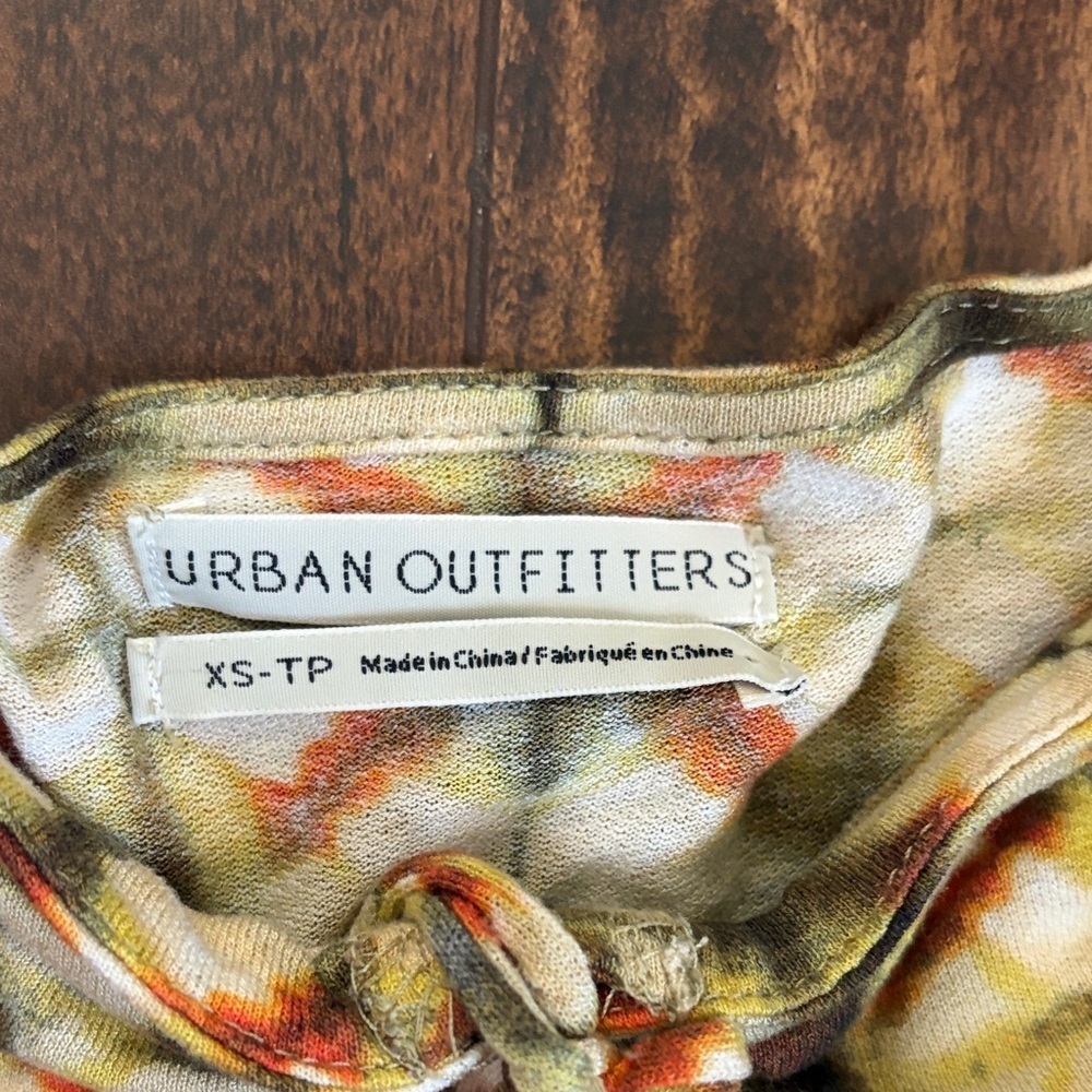 Urban Outfitters Geometric Crop Puff Sleeve Blouse - Picture 2 of 5